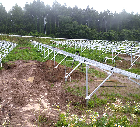 Soluzione per telai di montaggio a terra per pannelli solari da 568 kW