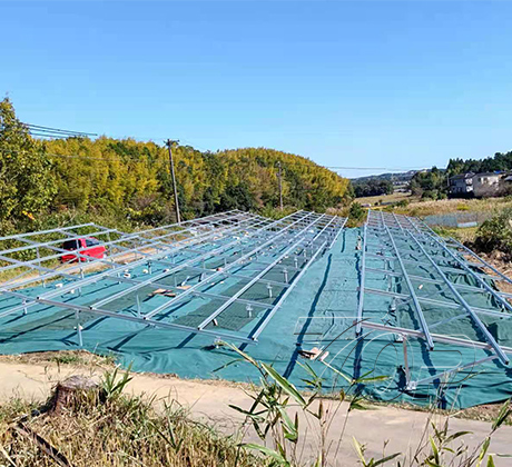 Sistema di montaggio a staffa solare con tappetino antierba